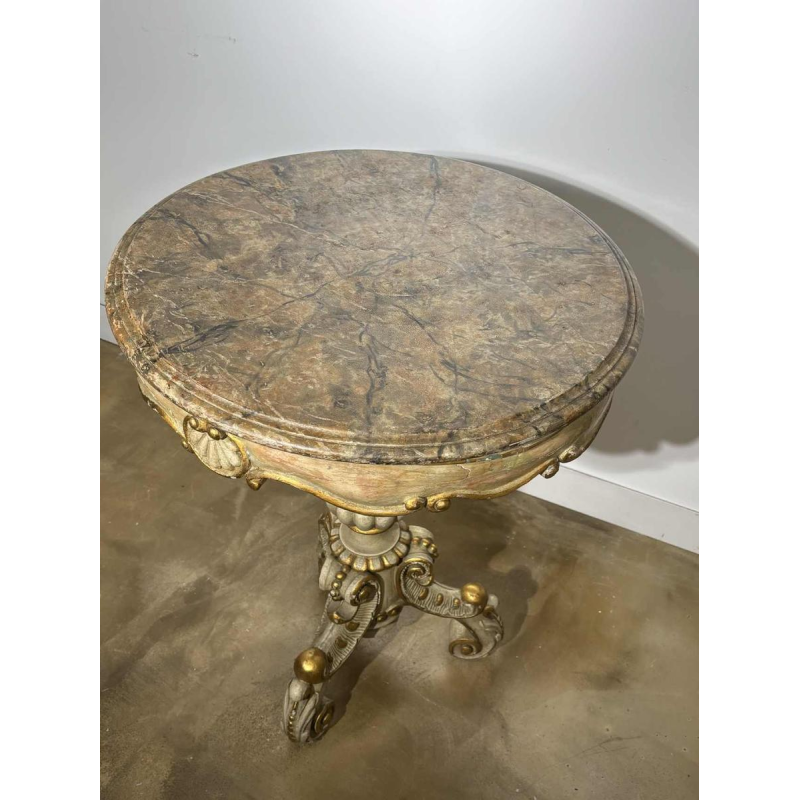 Ronde sokkeltafel van beschilderd hout met marmer-look beschilderd blad, eind 19e eeuw