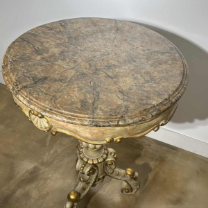 Ronde sokkeltafel van beschilderd hout met marmer-look beschilderd blad, eind 19e eeuw