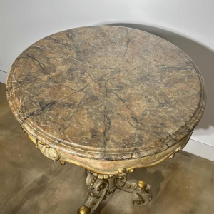Ronde sokkeltafel van beschilderd hout met marmer-look beschilderd blad, eind 19e eeuw