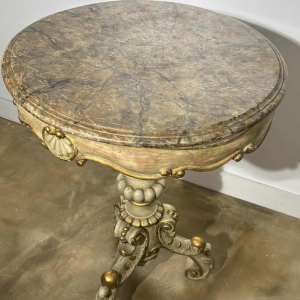 Ronde sokkeltafel van beschilderd hout met marmer-look beschilderd blad, eind 19e eeuw