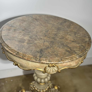 Ronde sokkeltafel van beschilderd hout met marmer-look beschilderd blad, eind 19e eeuw