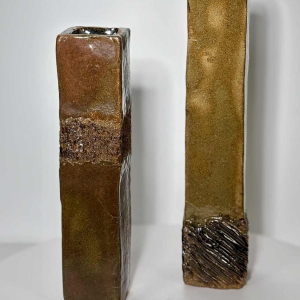 Set de deux vases en grès émaillé, décor incisé - XXe siècle