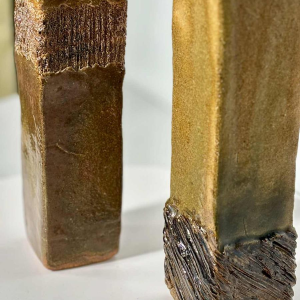 Set de deux vases en grès émaillé, décor incisé - XXe siècle