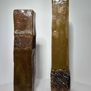 Set de deux vases en grès émaillé, décor incisé - XXe siècle