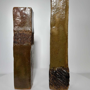 Set de deux vases en grès émaillé, décor incisé - XXe siècle