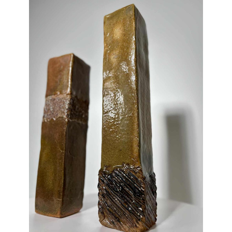 Set de deux vases en grès émaillé, décor incisé - XXe siècle