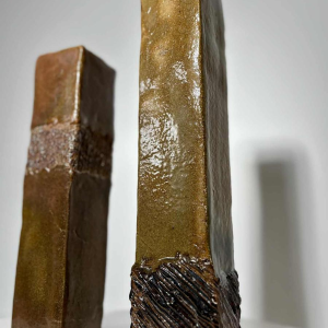 Set de deux vases en grès émaillé, décor incisé - XXe siècle