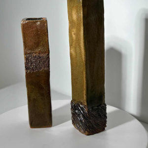 Set de deux vases en grès émaillé, décor incisé - XXe siècle