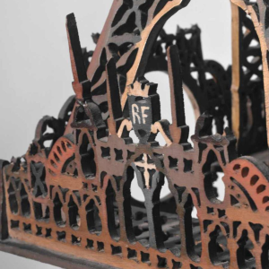 Grande Tour Eiffel en bois découpé et polychrome, art populaire Français, ca 1900