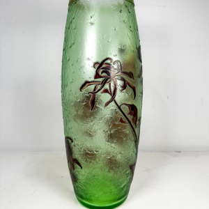 Montjoye "Isabelle Debacker", vase Art Nouveau aux chrysanthèmes, début XXe s