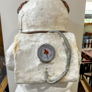 Robert Alonzi, Astronaut Bear-sculptuur