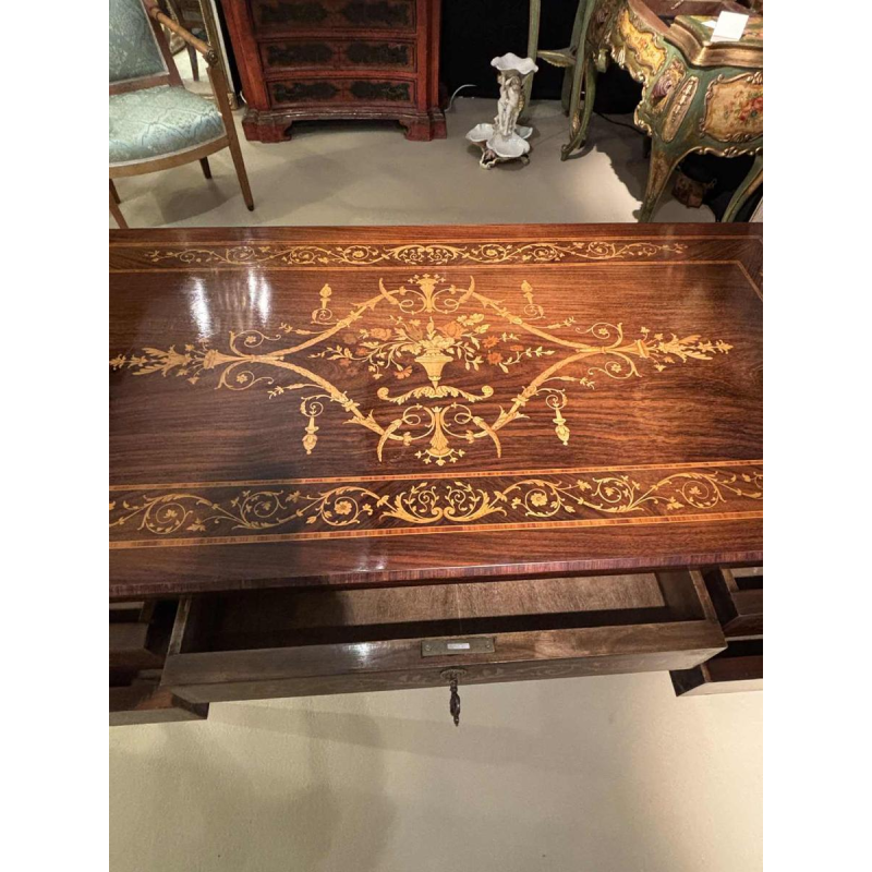 Bureau en marqueterie dans le goût de Giuseppe Maggiolini - Italie, XXe siècle