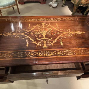 Bureau en marqueterie dans le goût de Giuseppe Maggiolini - Italie, XXe siècle
