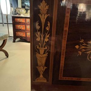 Bureau en marqueterie dans le goût de Giuseppe Maggiolini - Italie, XXe siècle