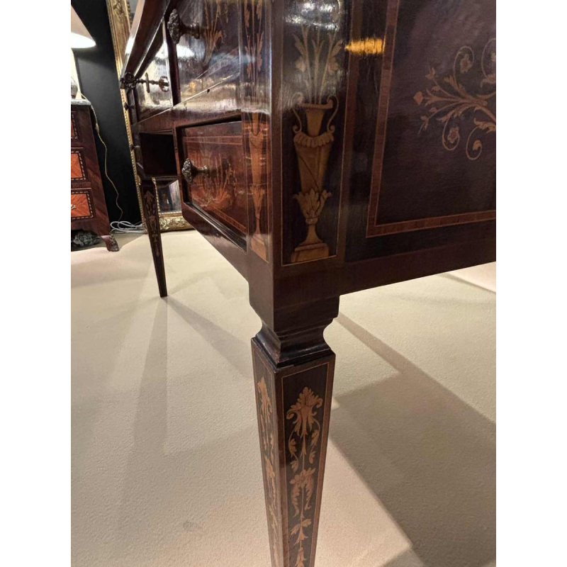 Bureau en marqueterie dans le goût de Giuseppe Maggiolini - Italie, XXe siècle