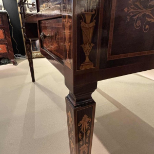 Bureau en marqueterie dans le goût de Giuseppe Maggiolini - Italie, XXe siècle