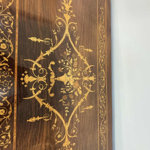 Bureau en marqueterie dans le goût de Giuseppe Maggiolini - Italie, XXe siècle