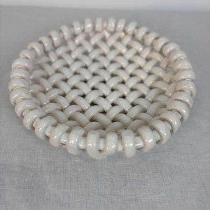 Jérôme Massier in Vallauris, grote opengewerkte mand van wit keramiek, 20e eeuw