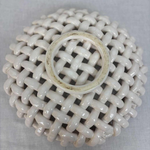 Jérôme Massier in Vallauris, grote opengewerkte mand van wit keramiek, 20e eeuw