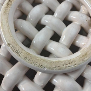 Jérôme Massier in Vallauris, grote opengewerkte mand van wit keramiek, 20e eeuw