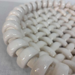 Jérôme Massier in Vallauris, grote opengewerkte mand van wit keramiek, 20e eeuw