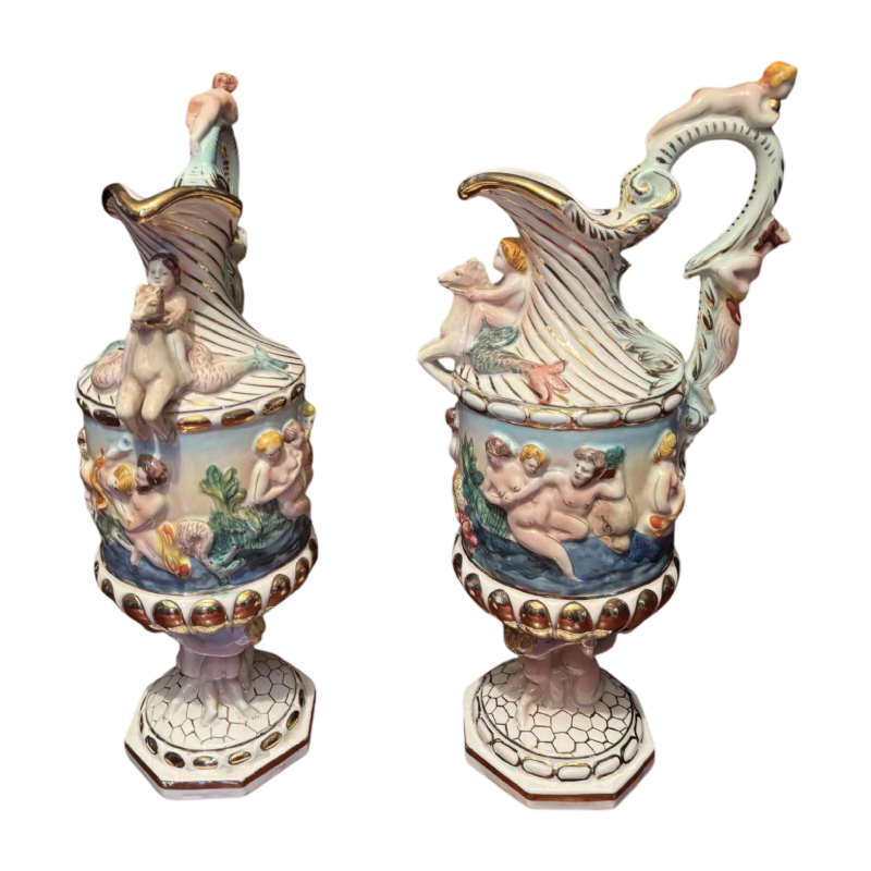 Capodimonte, paire de pichets décoratifs en porcelaine peinte et dorée, début 20e siècle