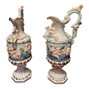 Capodimonte, paire de pichets décoratifs en porcelaine peinte et dorée, début 20e siècle