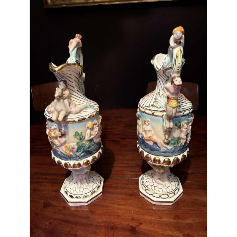 Capodimonte, paire de pichets décoratifs en porcelaine peinte et dorée, début 20e siècle