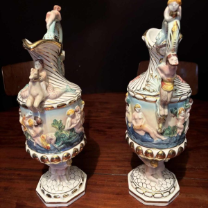 Capodimonte, paire de pichets décoratifs en porcelaine peinte et dorée, début 20e siècle