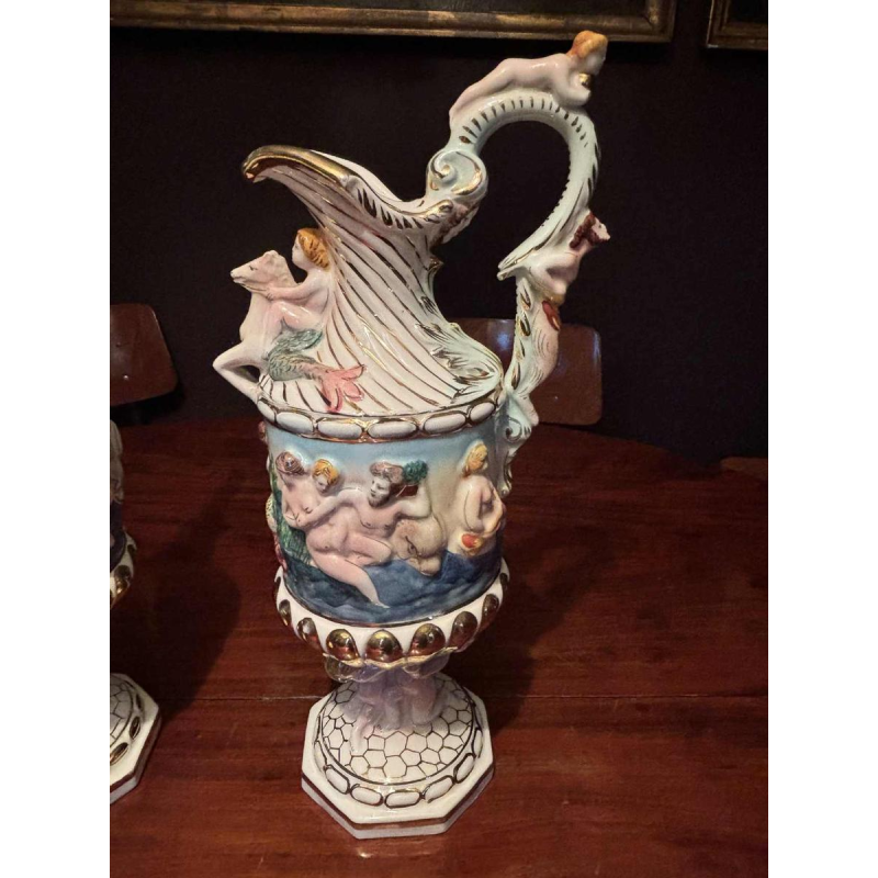 Capodimonte, paire de pichets décoratifs en porcelaine peinte et dorée, début 20e siècle