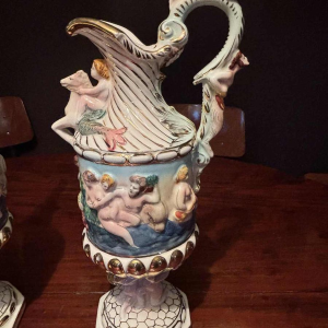 Capodimonte, paire de pichets décoratifs en porcelaine peinte et dorée, début 20e siècle