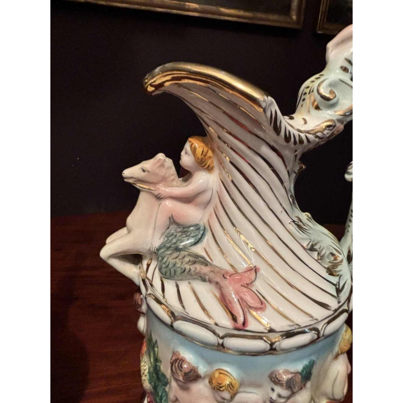 Capodimonte, paire de pichets décoratifs en porcelaine peinte et dorée, début 20e siècle