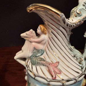 Capodimonte, paire de pichets décoratifs en porcelaine peinte et dorée, début 20e siècle