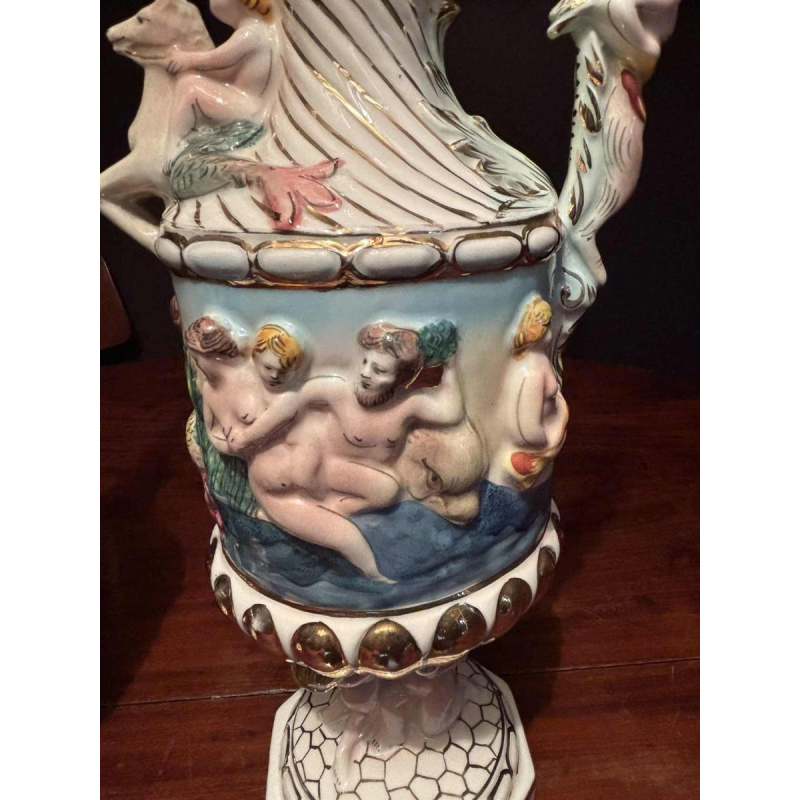 Capodimonte, paire de pichets décoratifs en porcelaine peinte et dorée, début 20e siècle