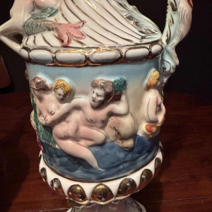 Capodimonte, paar decoratieve kannen van beschilderd en verguld porselein, begin 20e eeuw