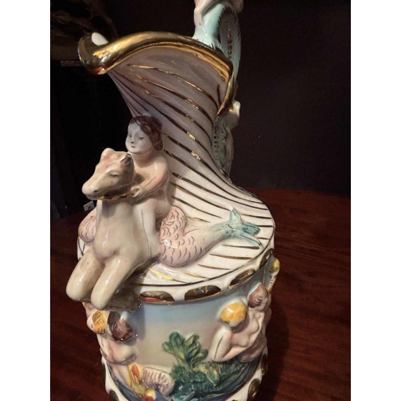Capodimonte, paire de pichets décoratifs en porcelaine peinte et dorée, début 20e siècle