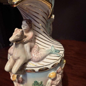 Capodimonte, paire de pichets décoratifs en porcelaine peinte et dorée, début 20e siècle