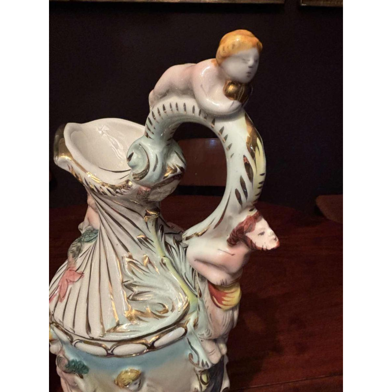 Capodimonte, paire de pichets décoratifs en porcelaine peinte et dorée, début 20e siècle