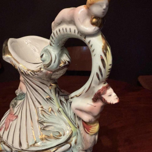 Capodimonte, paar decoratieve kannen van beschilderd en verguld porselein, begin 20e eeuw