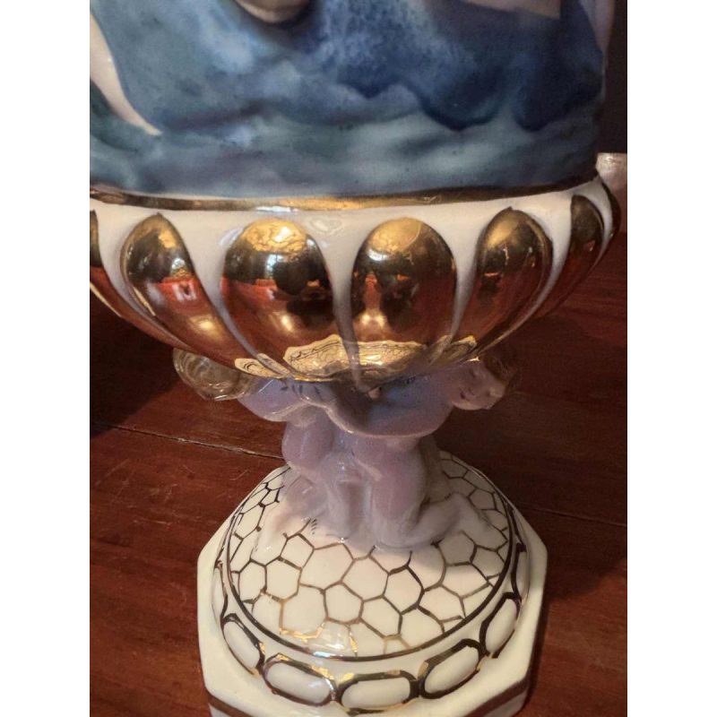 Capodimonte, paire de pichets décoratifs en porcelaine peinte et dorée, début 20e siècle