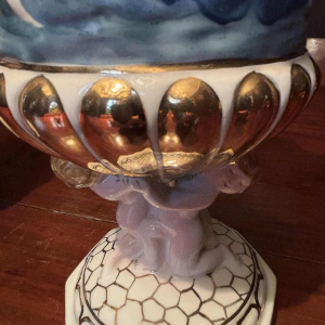 Capodimonte, paire de pichets décoratifs en porcelaine peinte et dorée, début 20e siècle