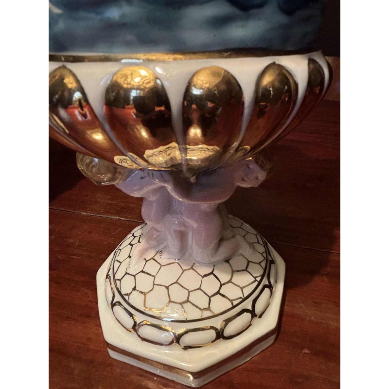 Capodimonte, paire de pichets décoratifs en porcelaine peinte et dorée, début 20e siècle