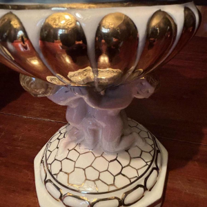 Capodimonte, paire de pichets décoratifs en porcelaine peinte et dorée, début 20e siècle