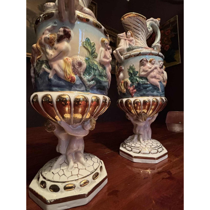 Capodimonte, paire de pichets décoratifs en porcelaine peinte et dorée, début 20e siècle