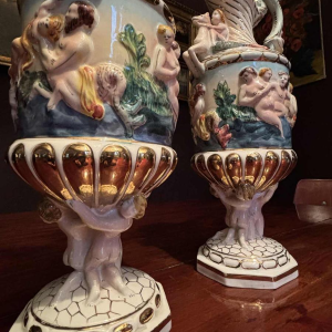 Capodimonte, paire de pichets décoratifs en porcelaine peinte et dorée, début 20e siècle