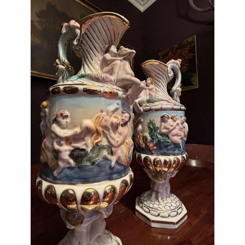 Capodimonte, paire de pichets décoratifs en porcelaine peinte et dorée, début 20e siècle