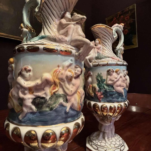 Capodimonte, paar decoratieve kannen van beschilderd en verguld porselein, begin 20e eeuw