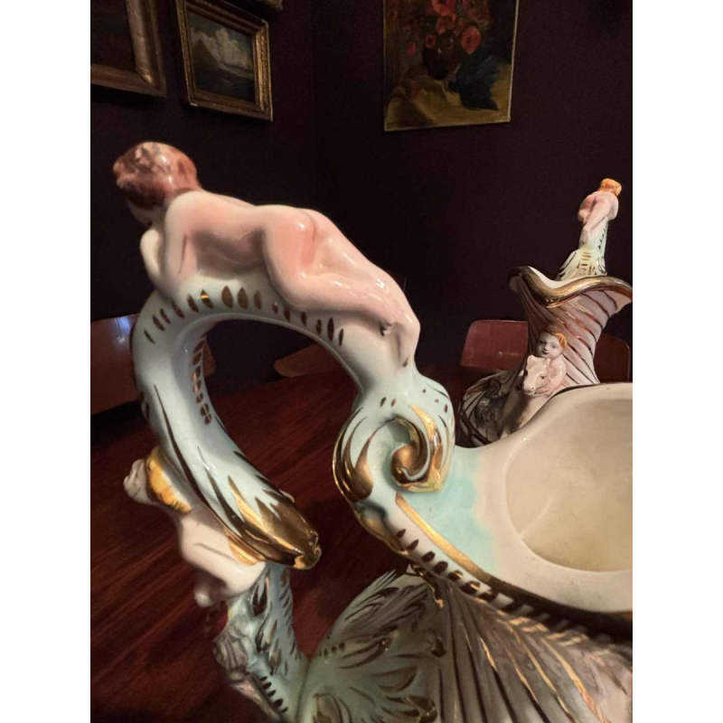 Capodimonte, paire de pichets décoratifs en porcelaine peinte et dorée, début 20e siècle
