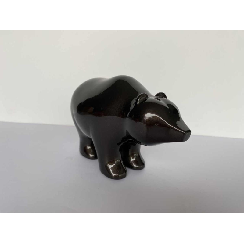 Laszlo Tibay door Caster Bronz kft, bronzen sculptuur van een babybeer