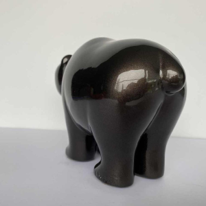 Laszlo Tibay door Caster Bronz kft, bronzen sculptuur van een babybeer